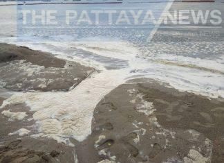 Сильный дождь снова смывает часть пляжа Паттайи, туристы обеспокоены качеством воды