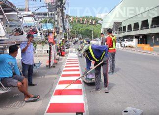 Ambtenaren van Pattaya City schilderen extra parkeerverboden en installeren nieuwe borden op Bali Hai Pier
