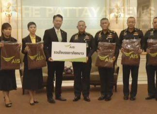 AIS donates 5000 blankets and partners with Royal Thai Army to help people in the North of Thailand during current cold weather