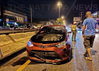 Junge Frau schwer verletzt, als ihr Motorrad auf dem Pattaya Highway mit einem Auto kollidiert