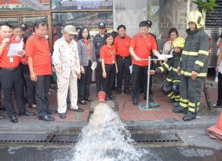 Правительство Бангкока просит жителей ограничить сжигание предметов к китайскому Новому году, чтобы уменьшить загрязнение воздуха, предупреждая об опасности возгорания.