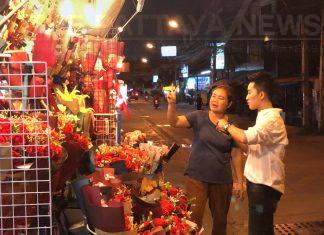 Bloemenverkopers zeggen dat zaken goed zijn voor Valentijnsdag in Pattaya, aangezien inwoners en toeristen de dag van de liefde vieren