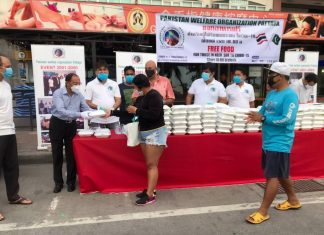 Pakistan Welfare Organization Pattaya helps give food to the needy daily
