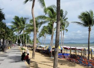 Продавцы Pattaya Beach убирают кулеры с напитками и стулья после сообщений о нескольких кулерах, взломанных ворами, отчаянно нуждающимися в выпивке.