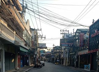 Le gouvernement thaïlandais envisage d'assouplir le couvre-feu et les restrictions alors que les cas de Covid-19 diminuent à l'échelle nationale