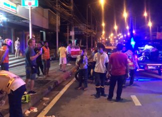 Three vehicle accident in Jomtien turns into chaos when drunken driver wearing only underwear attacks Pattaya Police-video