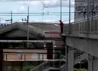 Chonburi man threatens to jump from bridge after his wife reportedly refused to sleep with him
