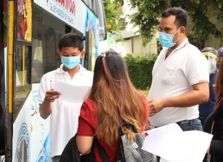 Deputy Minister of Public Health visits Rayong, asks public not to panic over Egyptian soldier Covid-19 case