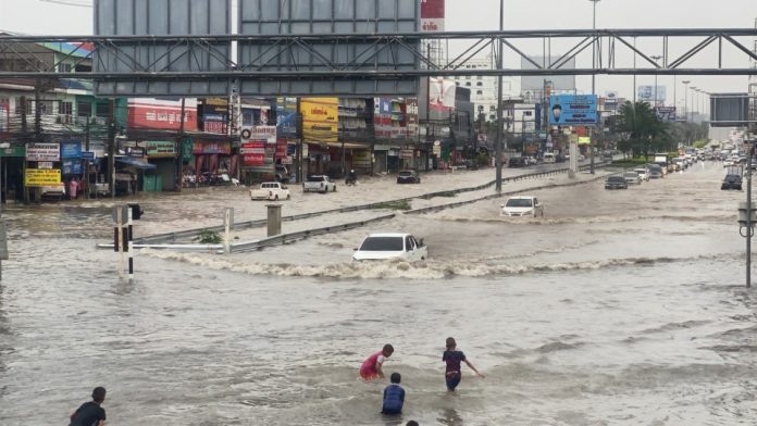 Flooding and rain paralyze Pattaya roads - The Pattaya News