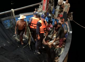 Королевские военно-морские силы Таиланда спасли члена экипажа лодки после удара током в Сиамском заливе.