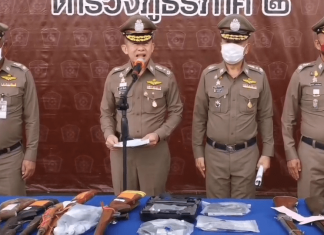 Полиция 2-го округа Таиланда демонстрирует большое количество изъятого незаконного оружия в Чонбури