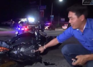 Водитель мотоцикла приписывает особый религиозный амулет пережившему аварию на большой скорости «Большому байку» в Чонбури.