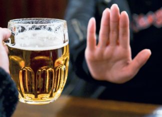 Le Premier ministre thaïlandais déclare que boire de l'alcool n'aide pas à prévenir le Covid-19 après que les fausses nouvelles soient devenues virales en Thaïlande