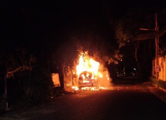 Couple escaped from burning car after lighting cigarette in Chonburi-VIDEO