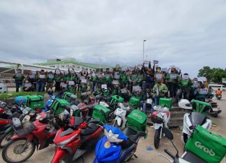 Over one hundred Grab drivers protest in Pattaya over pay system