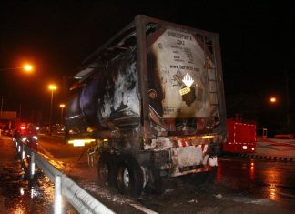 В Чонбури загорелся грузовик с химикатами – ВИДЕО