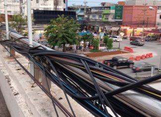 Local residents concerned with cabling work on pedestrian bridge in Banglamung – VIDEO
