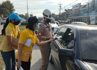 Sattahip running public service checkpoints this holiday weekend, encouraging people to wear masks and not drink alcohol