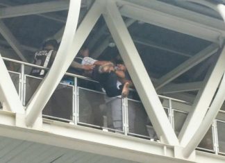 15 year-old student rescued from jumping off pedestrian bridge in Pattaya area