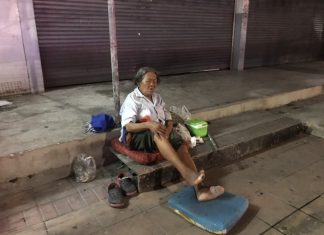 73-летнюю женщину нашли попрошайничающей на улице Бангламунг с диабетическими ранами после того, как ее бросили собственные дети.