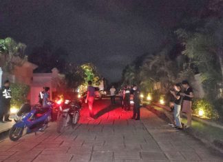 Five thieves rob Chinese national at gunpoint in Banglamung luxury house and speed away with items worth more than 10 million baht