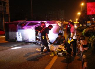 Three survive after their pickup truck overturns in Pattaya