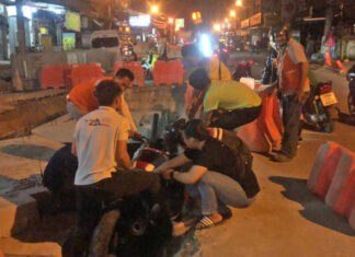 Good Samaritans help pull motorbike up from construction pit in Pattaya, driver claims did not see barriers