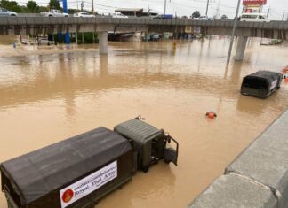 Завтра премьер-министр совершит поездку в Южный Таиланд, чтобы посетить пострадавшие от наводнения районы.