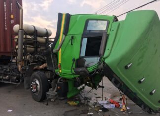 Two large trailer trucks collide, block major road in Si Racha
