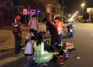 Road sweeper seriously injured after being hit by motorbike driver while cleaning Pattaya road this morning