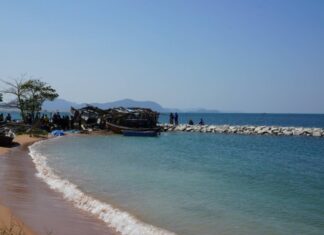 Eighteen cases of beach encroaching structures demolished at beach in Satthahip