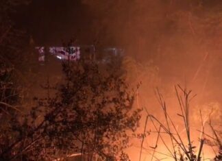 Видео: Полное видео крупного полевого пожара, который в последний раз подошел в опасной близости к некоторым домам в Бангламунге.