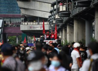 Recap: Pro-democracy protesters gathered at busy Ladprao Intersection, outraged over “not guilty” verdict against Thai Prime Minister