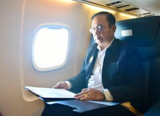 Премьер-министр Таиланда посещает Накхонситхаммарат, следит за ситуацией с наводнениями и раздает припасы пострадавшим.