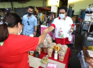 Мэр Паттайи посещает местный рынок, призывает жителей чувствовать себя в безопасности с помощью мер безопасности и поддерживает продавцов