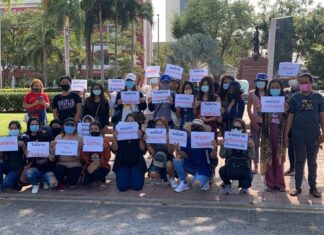 Работники массажного салона Pattaya протестуют перед районным отделением Banglamung, требуя открытия массажных салонов в Паттайе.