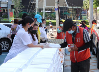 Palm Bay 1 Pattaya, начальник полиции Паттайи и компания Forest Pool Villas Pattaya раздают 500 бесплатных обедов нуждающимся в Паттайе