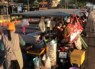 Les vendeurs de plage de Jomtien souffrant de la pandémie de Covid-19 en raison du manque de tourisme intérieur