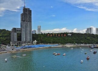 Vidéo en anglais : les masseurs de Chonburi manifestent devant l'hôtel de ville et demandent l'ouverture de leurs locaux après la fermeture de Covid-19