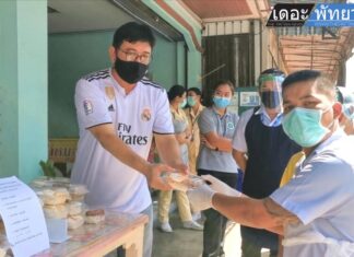 在 Covid-19 危机期间,当地芭堤雅居民聚在一起为 Banglamung 医院工作人员提供免费午餐