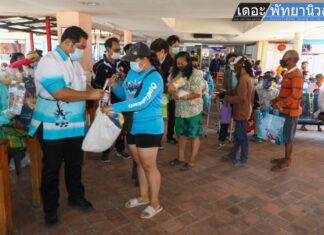 Le maire de Pattaya et son équipe visitent Koh Larn pour fournir des fournitures et une assistance en raison de la fermeture de l'île par Covid-19