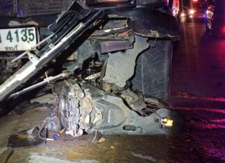 13-летний водитель мотоцикла погиб после того, как предположительно проехал на красный свет и столкнулся с пикапом в Чонбури.