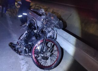 Unidentified driver dies after he crashes his motorbike into trailer truck in Banglamung