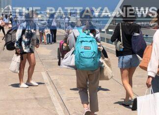 More than 10,000 domestic tourists flocked onto Koh Larn on first day of holiday weekend