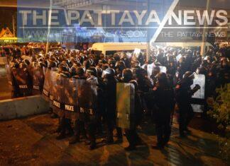 Crowd control police officer deployed at last Sunday’s major protest dispersal in Bangkok proves positive for Covid-19 Coronavirus, senior district official confirms today