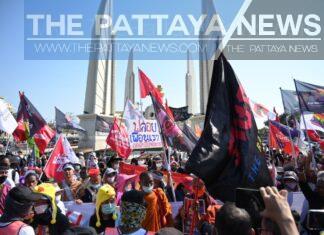Pro-democracy group ends their 17-day, 250km march at Democracy Monument yesterday, more prominent protest leaders charged with lese mejeste law