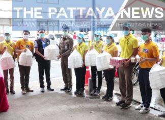 Nongprue Police Chief and SWING Pattaya Association give 100 sets of meals to medical staff at Covid-19 testing centers in Pattaya area, hundreds of waters to people testing