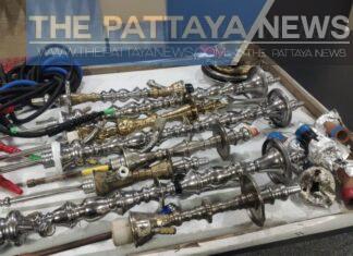 Видеоновости: 32 человека арестованы в ресторане Pattaya якобы за нарушение правил Covid-19, распитие алкоголя и курение кальяна