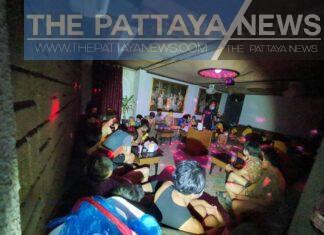 Más de cincuenta asistentes masculinos a la fiesta arrestados ayer en una tienda de sauna de Bangkok por supuestamente reunirse para drogas ilegales y actividades sexuales, violando el Decreto de Emergencia