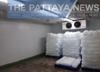 Кластер Covid-19 на ледяной фабрике в Сираче влияет на продажи льда в Чонбури, владельцы ледяной фабрики уверяют общественность, что кубики льда безопасны